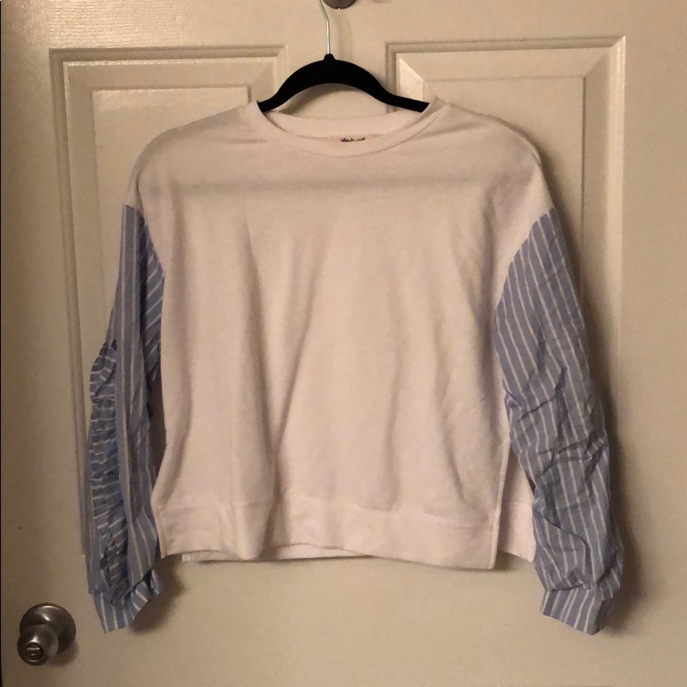 Cropped sweater with blue and white stripe sleeve